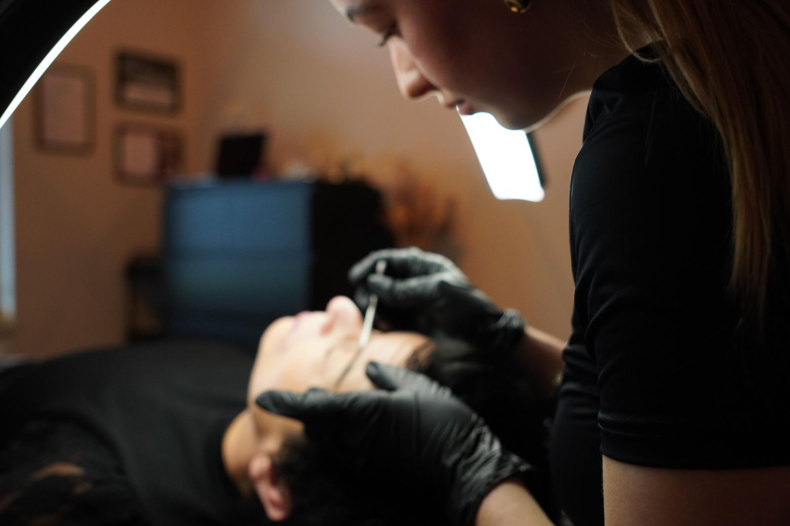 Celeste voert een behandeling uit in haar salon